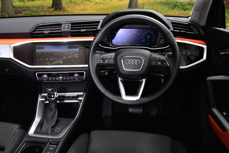 Торпедо Audi Q3 40 TDI Quattro Advanced 2018 года  (UK) (фото 12 из 17)